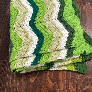 VTG handmade crochet afghan throw shades of green chevron grandmacore cabincore